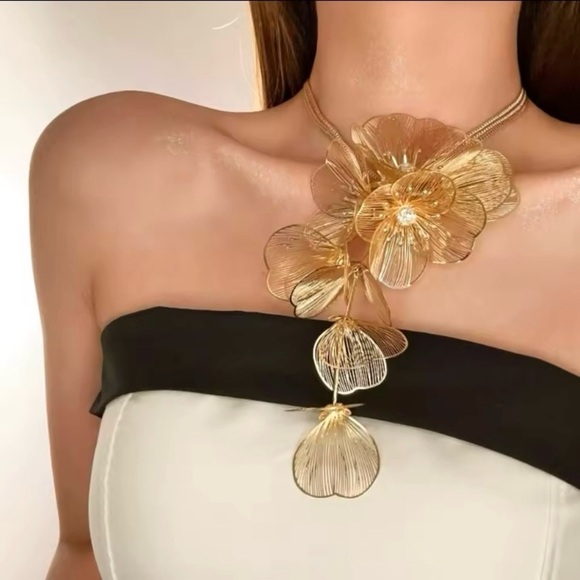 ✨Zara Gold Cascading Flower Necklace - Picture 2 of 7